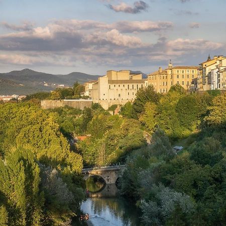 Apartamentos Mendebaldea Suites Памплона Екстер'єр фото