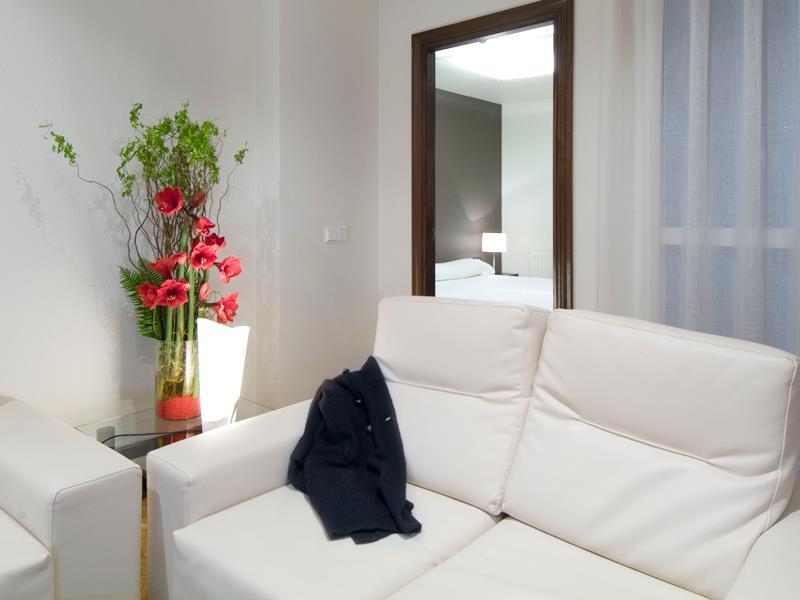 Apartamentos Mendebaldea Suites Памплона Номер фото