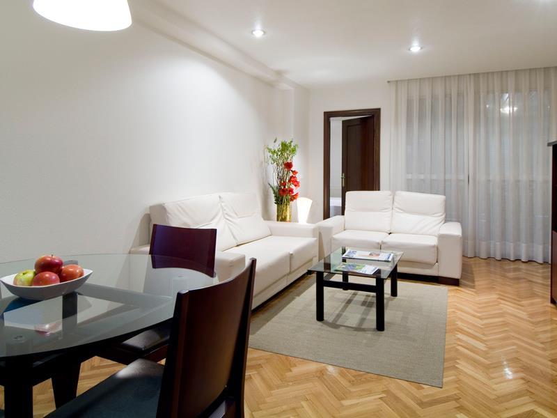 Apartamentos Mendebaldea Suites Памплона Інтер'єр фото