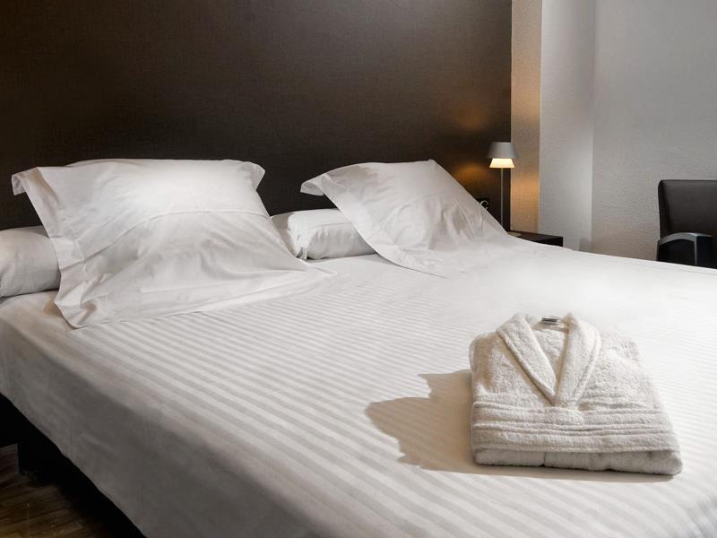 Apartamentos Mendebaldea Suites Памплона Номер фото