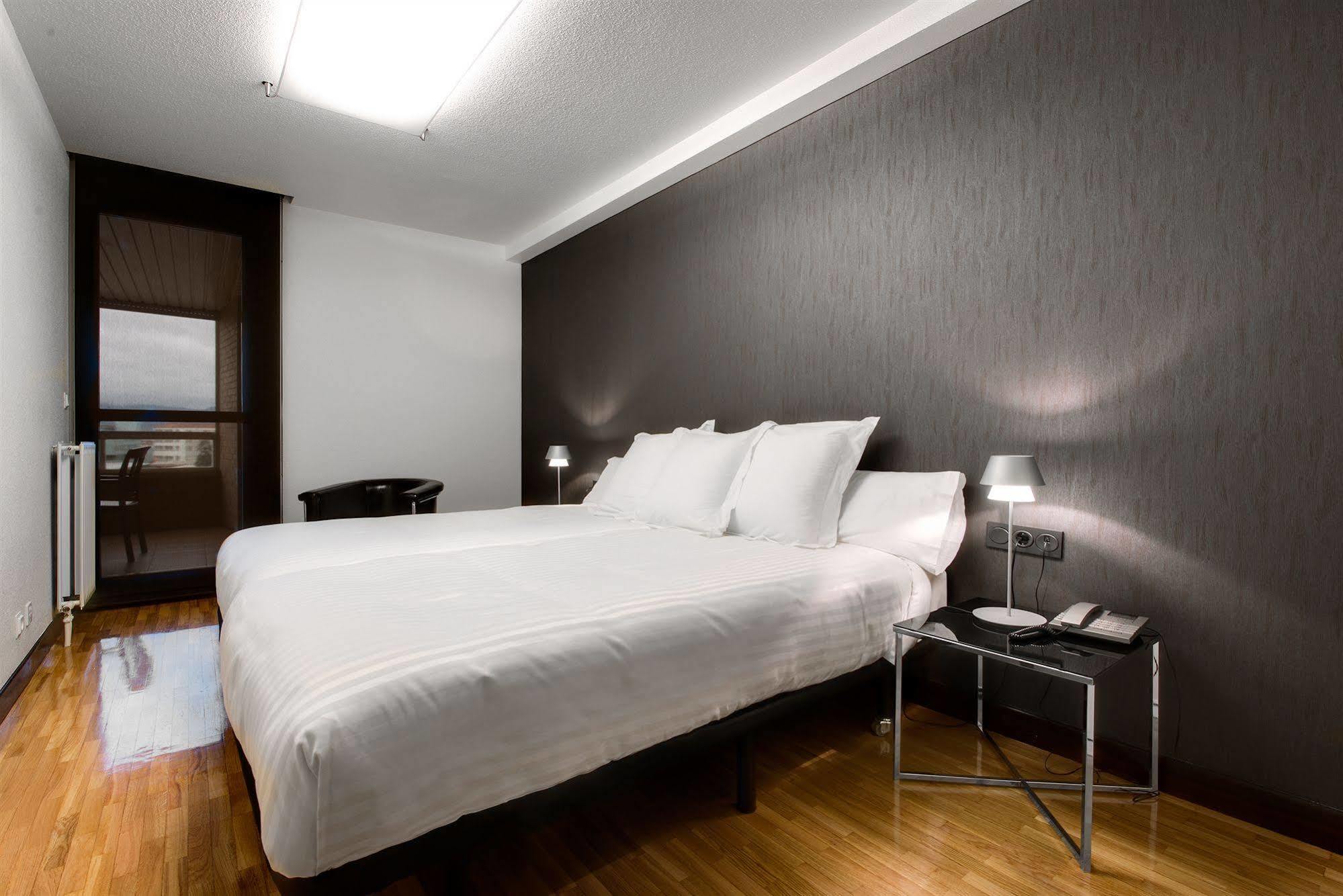 Apartamentos Mendebaldea Suites Памплона Номер фото