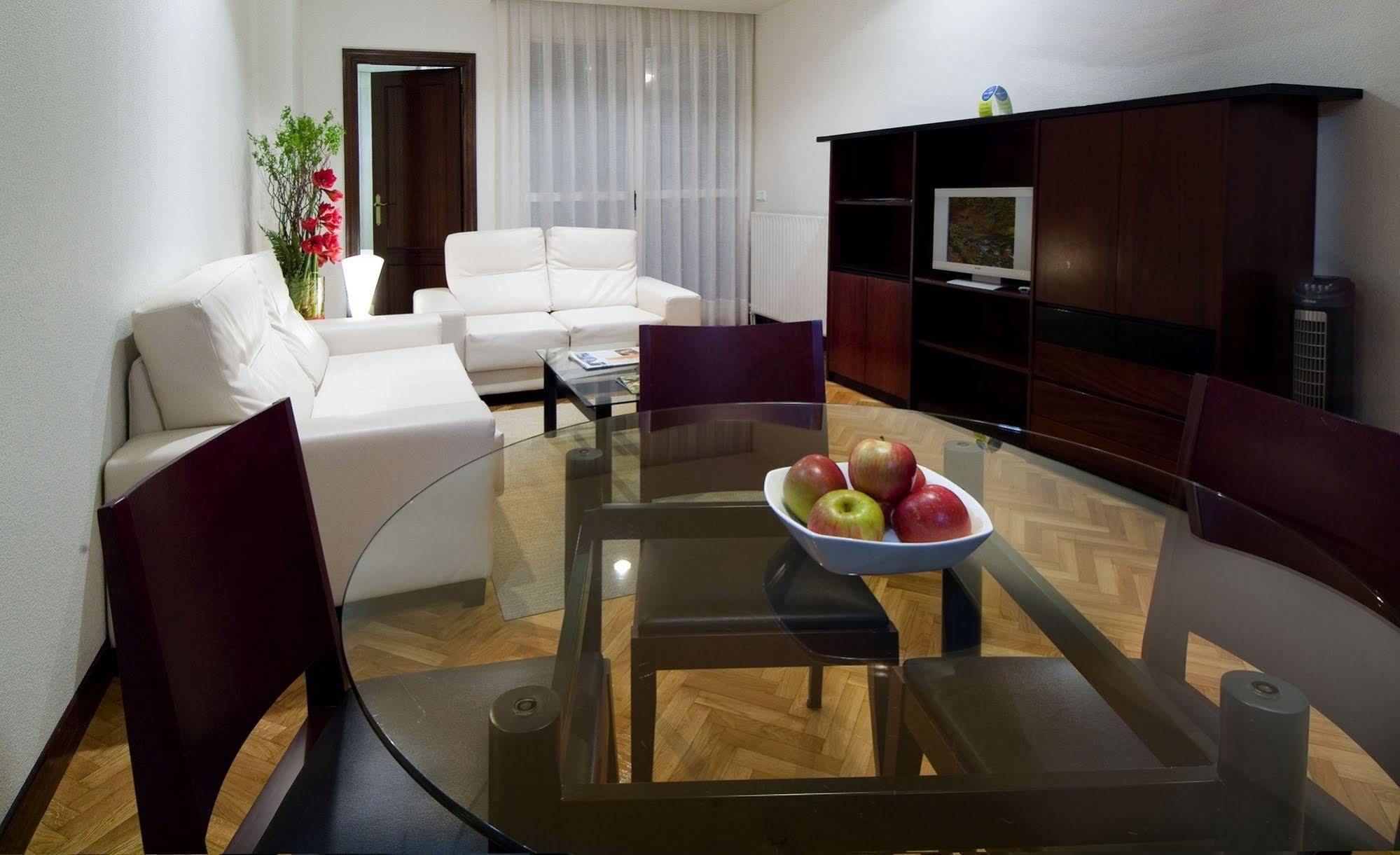 Apartamentos Mendebaldea Suites Памплона Номер фото