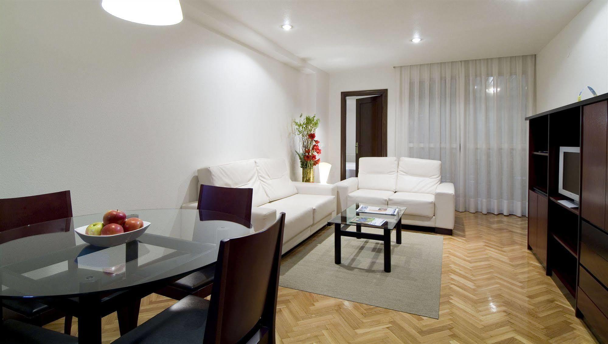 Apartamentos Mendebaldea Suites Памплона Екстер'єр фото
