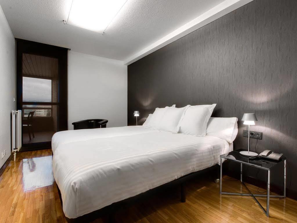 Apartamentos Mendebaldea Suites Памплона Екстер'єр фото